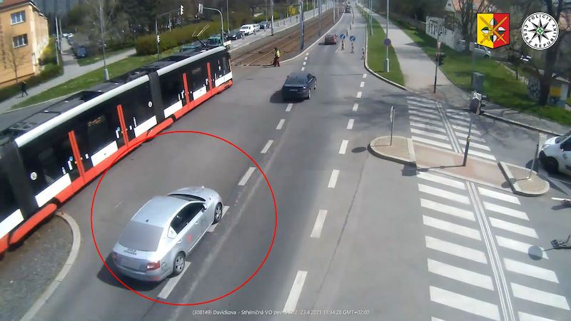 Policie hledá svědky nebezpečné jízdy aut v Praze